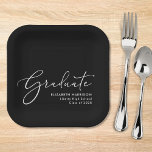 Elegant Script Black Graduation Party Papieren Bordje<br><div class="desc">Elegante zwarte afstudeerfeestpapier borden met "Afstuderen" in een chique modern wit script en de naam van het afstudeerder,  school en lesjaar in eenvoudige witte typografie.</div>