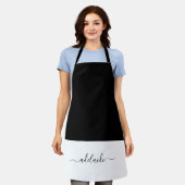 Elegant Script Black White Girly Monogram Kitchen Schort (Gedragen)