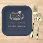 Elegant Script Blauw Goud Afstuderen Papieren Bordje<br><div class="desc">Elegante donkerblauwe afstudeerpartijdocument borden met "Klasse van" in een lichtgouden illustratie van laurierkrans met een afstudeerders pet en diploma,  de naam van de afgestudeerde in een stijlvol lichtgouden script,  en "Gefeliciteerd" en hun schoolnaam in de moderne lichtgouden typografie.</div>