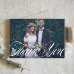 Elegant Script bloeien witte foto bruiloft Bedankkaart<br><div class="desc">Elegant Script Flourish White Foto Bruiloft Dank u Kaart | Stuur bedankt naar familie en vrienden om deel uit te maken van uw speciale dag met deze aanpasbare bedankpas. Het beschikt over "dank u" script overlay met art deco patroon. U kunt het patroon verder aanpassen door een andere foto of...</div>