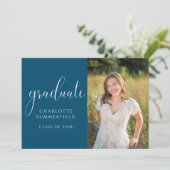 Elegant Script Blue Afstuderen Photo Invitation Kaart (Staand voorkant)
