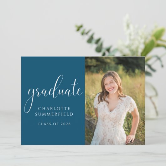 Elegant Script Blue Afstuderen Photo Invitation Kaart (Staand voorkant)