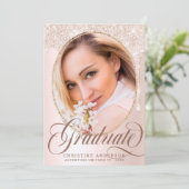Elegant Script Blush Glitter Foto 2025 Afstuderen Aankondiging (Staand voorkant)