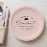 Elegant Script Blush Pink Cheers op de Afstuderen Papieren Bordje<br><div class="desc">Elegant afstuderen papier borden voorzien van een graduatiemap met de zin "Cheers to the Afstuderen" in een zwart calligrafiescript op een wazige roze achtergrond. Pas de moderne papieren borden van het afstuderen aan met de naam van de afgestudeerde, de schoolnaam en het afstuderen jaar. De eenvoudige afstuderen borden zijn perfect...</div>