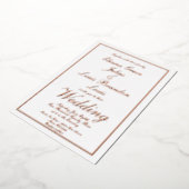 Elegant Script Border Wedding geduwd op Folie Uitnodiging (Gedraaid)