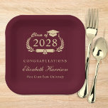 Elegant Script Bourgondië rood goud Afstuderen Papieren Bordje<br><div class="desc">Elegante bordeaux rode afstudeerfeest papieren borden met "Klasse van" in een lichtgouden illustratie van laurierkrans met een afstudeerders pet en diploma,  de naam van de afgestudeerde in een stijlvol gouden script,  en "Proficiat" en hun schoolnaam in de moderne gouden typografie.</div>