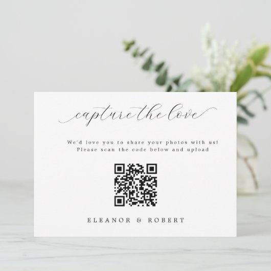 Elegant Script Bruiloft Capture the Love QR Code (Staand voorkant)