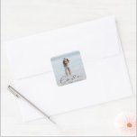 Elegant Script bruiloft foto gepersonaliseerde Sti Vierkante Sticker<br><div class="desc">Gepersonaliseerde sticker met uw aangepaste foto en elegant script "liefde" gekoppeld aan uw eigen monogrammen en datum in een sans serif lettertype.</div>