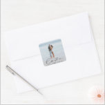 Elegant Script bruiloft foto gepersonaliseerde Sti Vierkante Sticker<br><div class="desc">Gepersonaliseerde sticker met uw aangepaste foto en elegant script "liefde" gekoppeld aan uw eigen monogrammen en datum in een sans serif lettertype.</div>
