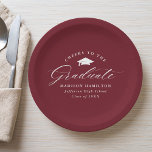 Elegant Script Burgundy Cheers aan de Afstuderen Papieren Bordje<br><div class="desc">Elegant afstuderen papier borden voorzien van een graduatiemap met de uitdrukking "Cheers to the Afstuderen" in een wit kalligrafiescript op een Bourgogne achtergrond. Pas de moderne papieren borden van het afstuderen aan met de naam van de afgestudeerde, de schoolnaam en het afstuderen jaar. De eenvoudige afstuderen borden zijn perfect voor...</div>