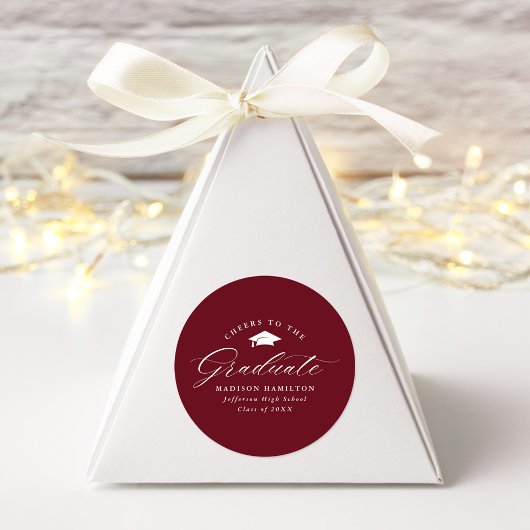 Elegant Script Burgundy Cheers aan de Afstuderen Ronde Sticker