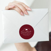 Elegant Script Burgundy Cheers aan de Afstuderen Ronde Sticker