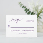 Elegant Script Chic Paarse Minimal Wedding RSVP Kaartje (Staand voorkant)