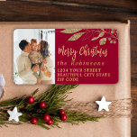 Elegant script Christmas Red Retour-adreslabel Etiket<br><div class="desc">Modern Elegant Script Rood en Goud Familienaam Kerstmis Terugkeer Adres Labels. Met een  handgeschreven kalligrafie lettertype script met gezegde "Merry Christmas",  faux gouden folie botanische bladeren op rode achtergrond. Geweldig voor de kerstvakantie,  gemakkelijk te personaliseren met uw namen en retour adres info.</div>