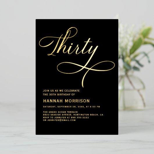 Elegant script Dertig Zwart Goud 30ste Verjaardag Folie Uitnodiging (Staand Voorkant)