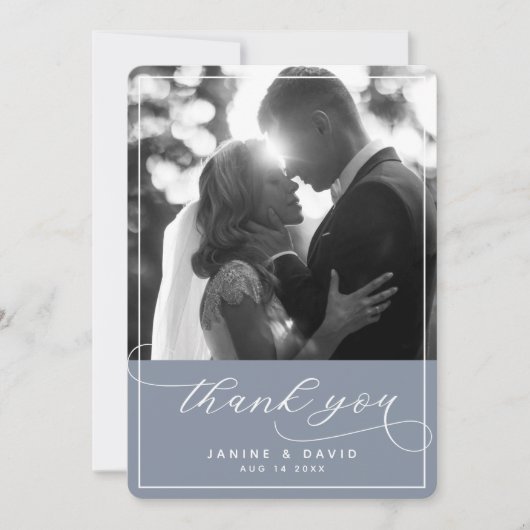 Elegant Script Dusty Blue Modern Weddenfoto Bedankkaart (Voorkant)