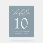 Elegant Script Dusty Blue Wedding Table Nummer Acryl Bord (Voorkant)