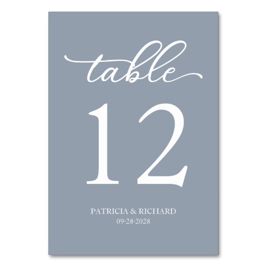Elegant Script Dusty Blue Wedding Table Nummer Kaart (Achterkant)