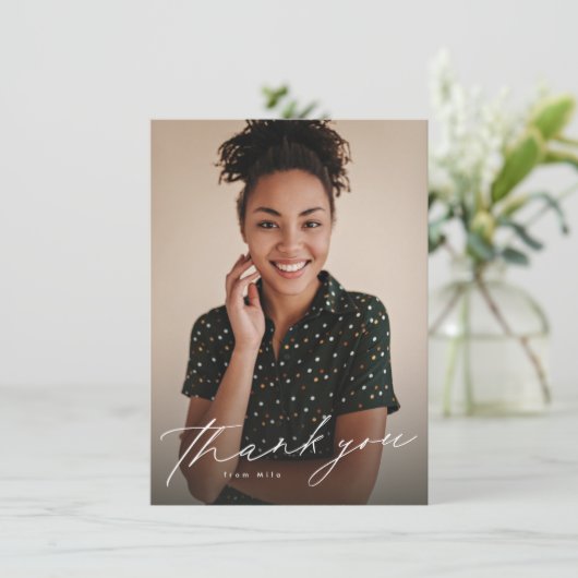 Elegant script eenvoudig twee foto afstuderen bedankkaart (Staand voorkant)