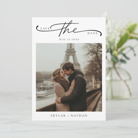 Elegant script Eiffeltoren romantische foto bruilo Save The Date (Staand voorkant)