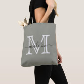 Elegant Script Evergreen Fog Monogram Tote Bag (Dichtbij)
