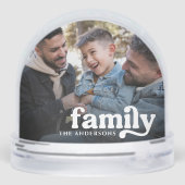 Elegant Script Familienaam & 2 Foto's Sneeuw Werel Sneeuwbol (Achterkant)