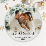 Elegant script familienaam Foto Vrolijk Kerstfeest Keramisch Ornament<br><div class="desc">Elegant Modern Zwart Wit Hand Lettered Script "Family Name" Vrolijk Kerstfoto Ornament. Beschikt over een familiefoto,  kalligrafietekst "familienaam" in handgeschreven schrift,  met vrolijke kersttekst en jaarfoto-overlay (in zwart-wit). Makkelijk te personaliseren. Fototip: snijd je foto in vierkante vorm voordat je hem uploadt.</div>