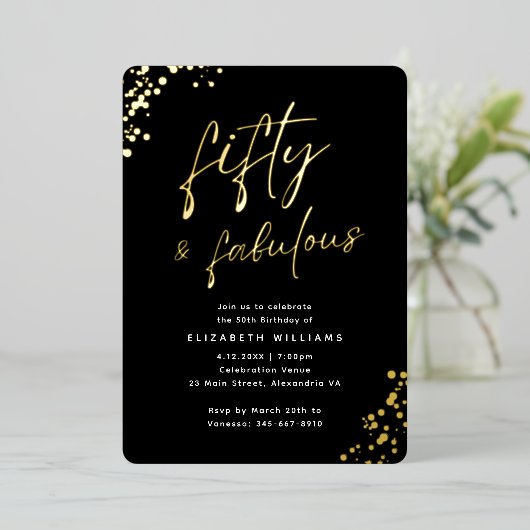 Elegant Script Fifty en Fabulous Birthday Gold Folie Uitnodiging (Staand Voorkant)