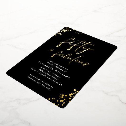 Elegant Script Fifty en Fabulous Birthday Gold Folie Uitnodiging (Gedraaid)