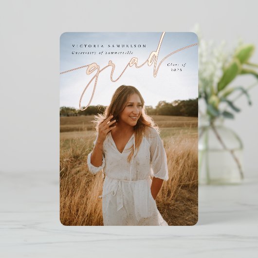 Elegant Script Folie Afstuderen Fotoaankondiging Folie Uitnodiging (Staand Voorkant)