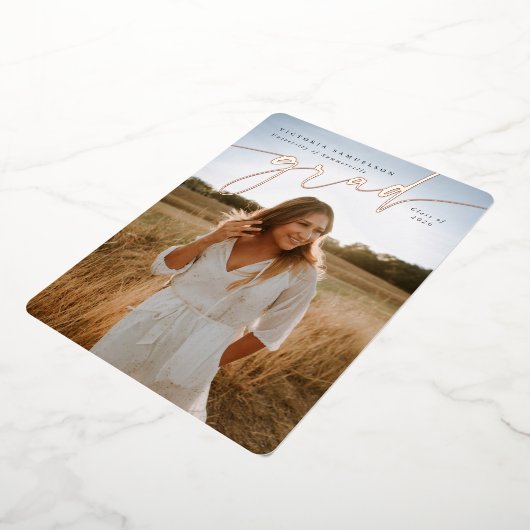 Elegant Script Folie Afstuderen Fotoaankondiging Folie Uitnodiging (Gedraaid)