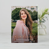 Elegant Script Foto Afstuderen Roze Goud Folie Uitnodiging (Staand Voorkant)