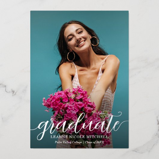 Elegant Script Foto Afstuderen Zilver Folie Uitnodiging (Voorkant)