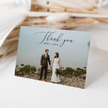 Elegant Script Foto Bruiloft Dank u Gevouwen Kaart<br><div class="desc">Iedereen zal houden van het ontvangen van deze mooie bruiloft bedankje gevouwen kaart met een prachtig afbeelding van uw trouwdag! Pas eenvoudig uw favoriete trouwfoto en bericht aan de binnenkant!</div>