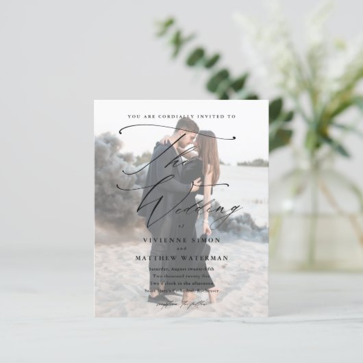 Elegant Script Foto Budget Bruiloft Uitnodiging (Staand voorkant)