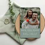 Elegant Script Foto Modern minimalist Weddenschap Magneet<br><div class="desc">Het Elegant Manuscript de Foto Modern het Gemengde Groene Minimalistische Wedding sparen de Magnet van de Datum. Alle teksten zijn vooraf geregeld zodat u zich gemakkelijk en snel kunt personaliseren met uw eigen details.</div>