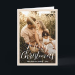 Elegant script foto moderne kerst feestdagen kaart<br><div class="desc">Een moderne kerstkaart met een eenvoudig en minimaal ontwerp met "Merry Christmas" in een stijlvolle scripttypografie over uw favoriete afbeelding, omringd door een neutrale lichtbeige rand. De voorkant heeft een verloopbedekking om de tekst te laten opvallen, die desgewenst in het ontwerpbewerkingstool kan worden verwijderd. De binnenkant heeft een fotocollage met...</div>