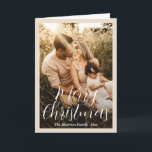 Elegant script foto moderne kerst feestdagen kaart<br><div class="desc">Een moderne kerstkaart met een eenvoudig en minimaal ontwerp met "Merry Christmas" in een stijlvolle scripttypografie over uw favoriete afbeelding, omringd door een neutrale lichtbeige rand. De voorkant heeft een verloopbedekking om de tekst te laten opvallen, die desgewenst in het ontwerpbewerkingstool kan worden verwijderd. De binnenkant heeft een fotocollage met...</div>