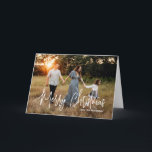 Elegant script foto moderne kerst feestdagen kaart<br><div class="desc">Moderne foto kerstkaart met een eenvoudig en minimaal ontwerp met de begroeting "Vrolijk kerstfeest" in een elegant wit script samen met uw familienaam. De binnenkant heeft een fotocollage bestaande uit zes vierkante afbeeldingen.</div>