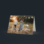 Elegant script foto moderne kerst feestdagen kaart<br><div class="desc">Moderne foto kerstkaart met een eenvoudig en minimaal ontwerp met de begroeting "Vrolijk kerstfeest" in een elegant wit script samen met uw familienaam. De binnenkant heeft een fotocollage bestaande uit zes vierkante afbeeldingen.</div>