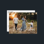 Elegant script foto moderne kerst feestdagenkaart<br><div class="desc">Modern kerstfoto briefkaart met een eenvoudig en minimaal ontwerp met de begroeting "Merry Christmas" in een elegant wit script samen met uw familienaam.</div>