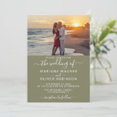 Elegant Script Foto Sage Groene bruiloft uitnodigi Kaart (Staand voorkant)