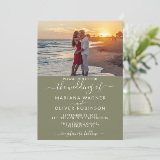 Elegant Script Foto Sage Groene bruiloft uitnodigi Kaart (Staand voorkant)