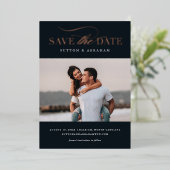 Elegant Script Foto Save the Date Roze Goud Folie Uitnodiging (Staand Voorkant)