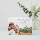 Elegant Script Foto Sla de datum op met QR-code Aankondigingskaart (Staand voorkant)