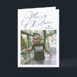 Elegant Script Foto Vrolijk Kerstfeest Feestdagen Kaart<br><div class="desc">Een moderne kerstkaart met een eenvoudig en minimaal ontwerp met "Merry Christmas" in een elegant marineblauw script,  samen met uw familienaam boven uw favoriete vierkante afbeelding. De binnenkant heeft een fotocollage bestaande uit drie verticale afbeeldingen samen met uw persoonlijke bericht.</div>
