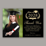 Elegant Script Foto Zwart Goud Afstuderen Bedankkaart<br><div class="desc">Moderne zwarte afstuderen bedankpas met "Klasse van" in een lichtgouden illustratie van laurierkrans met een afstudeerders pet en diploma,  een foto van de afstuderen,  "Bedankt" in een elegant gouden script,  en een aangepaste bedankboodschap en de naam van het afstudeerder in goudtypografie.</div>