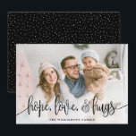 Elegant Script Full Photo Hope Love Hugs Black Feestdagenkaart<br><div class="desc">Verstuur de liefde dit seizoen naar je familie en vrienden met deze moderne, gestileerde kaarten van Orabella Prints. De elegante tekstbekleding leest, "hoop, liefde, & knuffels"in zwart over een witte gradiëntbekleding op de bodem van de kaart. De rug kenmerkt zeer kleine witte sneeuwstippen over een zwarte achtergrond, die aan om...</div>