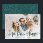 Elegant Script Full Photo Hope Love Hugs Green Feestdagenkaart<br><div class="desc">Verstuur de liefde dit seizoen naar je familie en vrienden met deze moderne, gestileerde kaarten van Orabella Prints. De elegante tekstbekleding leest, "hoop, liefde, & knuffels"in donker blauwgroen groen over een witte gradiëntbekleding op de bodem van de kaart. De rug kenmerkt zeer kleine witte sneeuwstippen over een blauwgroen groene achtergrond,...</div>