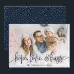 Elegant Script Full Photo Hope Love Hugs Navy Feestdagenkaart<br><div class="desc">Verstuur de liefde dit seizoen naar je familie en vrienden met deze moderne, gestileerde kaarten van Orabella Prints. De elegante tekstbekleding leest, "hoop, liefde, & knuffels"in jager blauw over een witte gradiëntbekleding op de bodem van de kaart. De achterzijde heeft kleine witte sneeuwbalken boven een blauw marineklein, die op elke...</div>